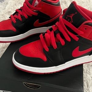 Nike Kids' Air Jordan 1 Mid Sneaker (Big Kid) 4Y